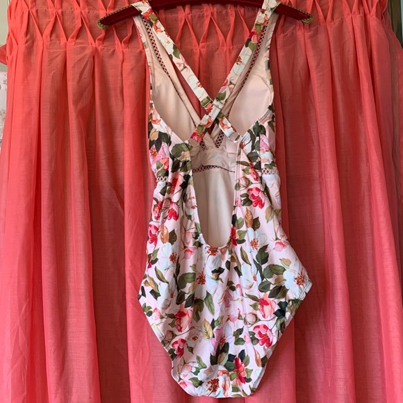 *NWT* Antonio Melani Rose Roulette One Piece Swim Suit - Picture 4 of 9